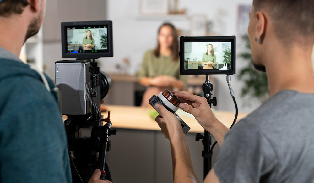 Pristna video produkcija z resničnim sogovornikom pred kamero – kontrast generičnim AI vsebinam.